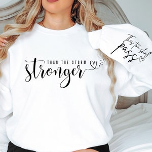 Stronger Than The Storm Sweatshirt, inspirierender Rundhalsausschnitt, This Too Shall Pass Sleeve, positives Zitat, christliche Kleidung, Frauen-Empowerment