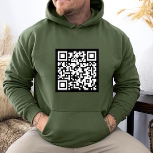 Puede incluir: Una sudadera con capucha verde con un código QR en blanco y negro impreso en la parte delantera.
