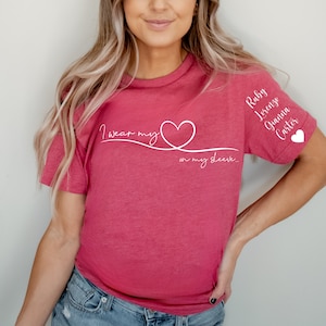 Maglietta personalizzata per la mamma con i nomi dei bambini, indosso il mio cuore sulla manica, regalo dai bambini, regalo per la festa della mamma, regalo di compleanno personalizzato