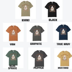 Puede incluir: Una colecci&oacute;n de camisetas de manga corta en varios colores, cada una con un dise&ntilde;o de fantasma y el texto "HAUNTED BY 67". Los colores incluyen caqui, negro, yam, grafito, azul marino, abeto azul, pimienta y mostaza.