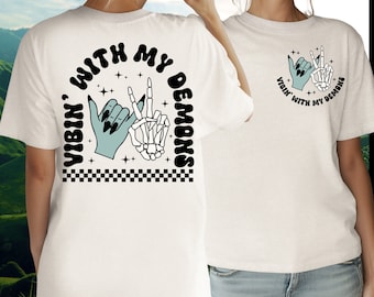 Chemise Vibin With My Demons, Chemise à main squelette, Halloween Y3K, Halloween rétro, T-shirt drôle d'inspiration vintage, Saison effrayante, Comfort Colors®