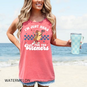Ik ben hier gewoon voor de Wieners Hot Dog Tank Top, 4 juli shirt, grappige hotdog top, Retro Independence Day Tee Comfort Colors® Relaxed Fit