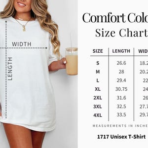 Puede incluir: Una camiseta unisex blanca Comfort Colors con una tabla de tallas que muestra las medidas de largo y ancho en pulgadas. La tabla incluye tallas de la S a la 4XL, con el texto "1717 Unisex T-Shirt" en la parte inferior.