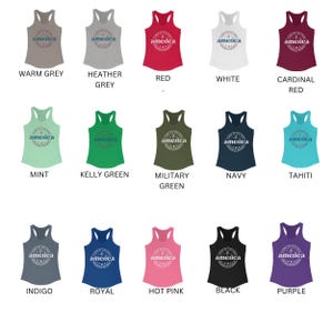Pode incluir: Uma cole&ccedil;&atilde;o de tops sem mangas em v&aacute;rias cores, incluindo cinza quente, cinza mesclado, vermelho, branco e vermelho cardinal. Cada top apresenta a palavra "america" em um design circular. Cores adicionais s&atilde;o menta, verde kelly, verde militar, marinho, taiti, &iacute;ndigo, real, rosa choque, preto e roxo.