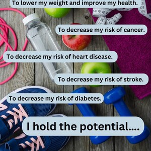 Puede incluir: Una imagen motivacional con el texto "Tengo la opción..." y "Tengo el potencial..." La imagen presenta una cuerda para saltar rosa, una botella de agua, una cinta métrica, una toalla morada, manzanas verdes, una mancuerna azul y zapatillas de correr azules. El texto de la imagen enumera los beneficios de un estilo de vida saludable, que incluyen bajar de peso, mejorar la salud, disminuir el riesgo de cáncer, enfermedades cardíacas, derrame cerebral y diabetes.