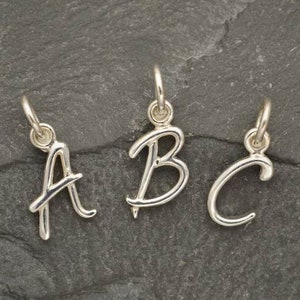 Dijes de letras cursivas de plata esterlina, suministro de joyería inicial personalizada, fuente de letra cursiva delicada colgante