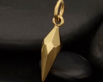 Pequeño colgante con dije de espiga facetada, acabado en bronce y plata de ley. Colgante con espiga.