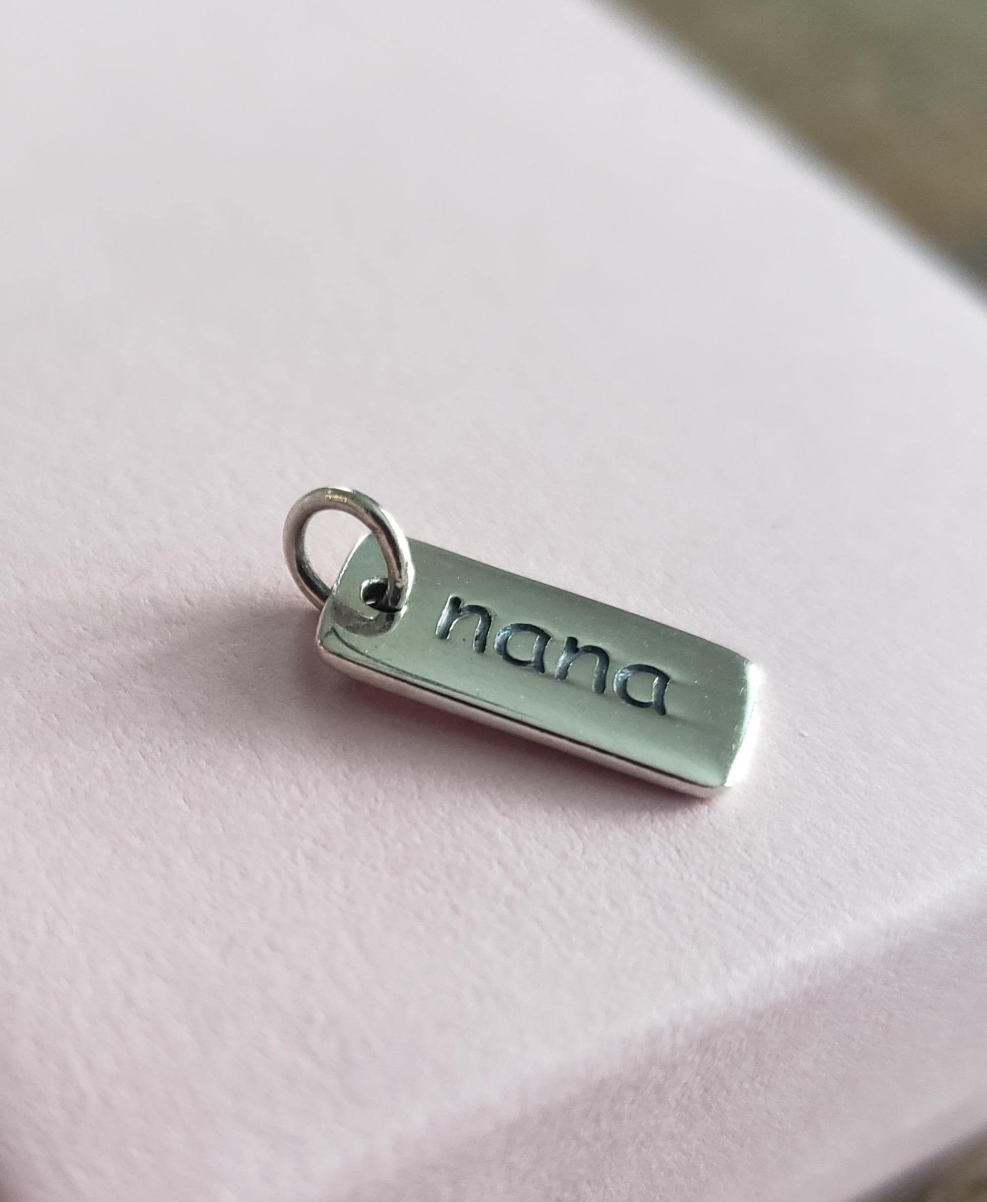スターリングシルバー製、NaNaの文字が刻印された長方形のバー型