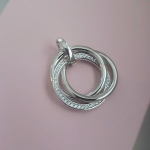 Colgante de plata de ley con tres eslabones circulares entrelazados, círculos infinitos, eternidad, anillo de circonita cúbica brillante, componente de collar que representa el 30.º cumpleaños.