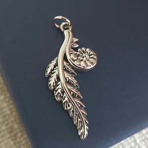 Colgante de plata de ley con forma de helecho y encanto de bosque natural.