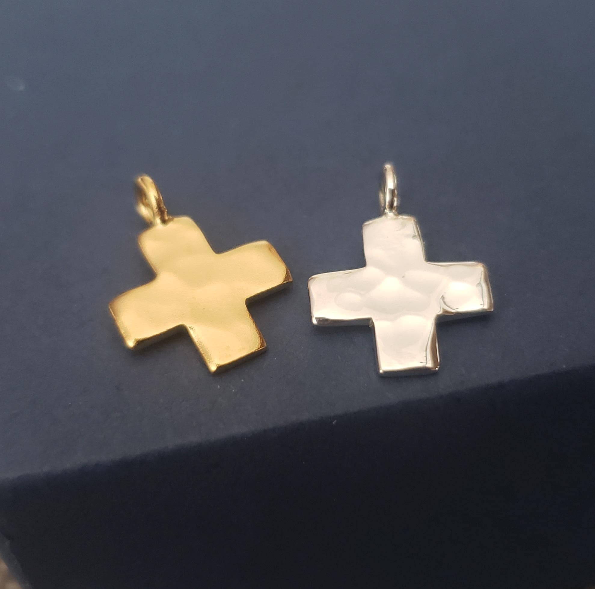 ペンダント　シルバー Small Hammered Finish Sterling Silver or Gold Cross Charm Pendant