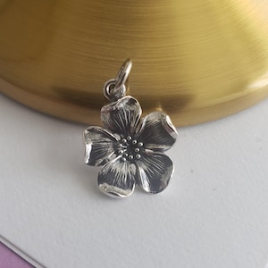 Colgante de plata de ley de mayor tamaño con dije de flor de cerezo y una sola flor.