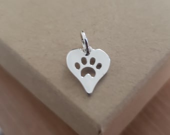 Charm de corazón de plata de ley con huella de pata troquelada. Charm de perrito, regalo para mamá perruna, tamaño pequeño.