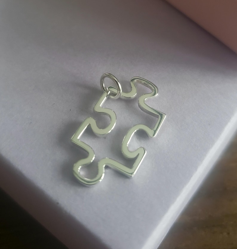 Dijes de piezas de rompecabezas de plata esterlina para amantes de los juegos, suerte y oportunidades, tira los dados, juego de estrategia, regalo para aficionados, rompecabezas faltante para niños imagen 1