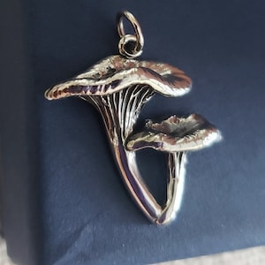 Amuleto de plata de ley con forma de seta chantarela, regalo para cazadores de setas y aventureros.