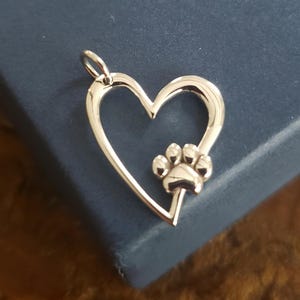 Charm de corazón de plata de ley con huella de patita de gatito peluda, adorable charm infantil, para amantes de las mascotas y mamás de gatos.
