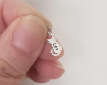 小さなゴールド、ブロンズ、またはシルバーの猫のシルエットチャーム。猫の名前を刻印可能。ペット好き、子供へのギフト、名前スタンプ、猫の飼い主へのギフト、猫好きのお母さんへのジュエリー。