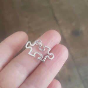 Dijes de piezas de rompecabezas de plata esterlina para amantes de los juegos, suerte y oportunidades, tira los dados, juego de estrategia, regalo para aficionados, rompecabezas faltante para niños imagen 2