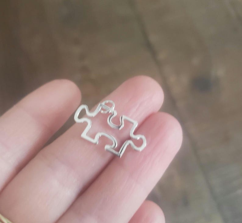 Dijes de piezas de rompecabezas de plata esterlina para amantes de los juegos, suerte y oportunidades, tira los dados, juego de estrategia, regalo para aficionados, rompecabezas faltante para niños imagen 2