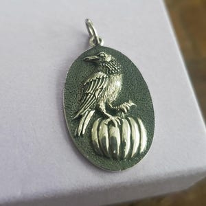 Sterling Silber Rabe und Kürbis Anhänger in ovaler Fassung, Talisman Charme, Natur, Wald Halloween Schmuck