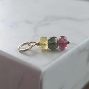 Dije colgante de tres pequeñas piedras preciosas apiladas, rondelle de piedra de nacimiento, tamaño diminuto para collar o pulsera, turmalina, mezcla de perlas, trío de gemas