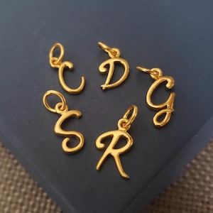 Dijes de letras cursivas delicadas en oro vermeil de 24 k, suministro de joyería inicial personalizada, colgante de fuente de letra cursiva pequeña