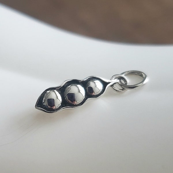 Sterling Silver Three Peas in a Pod Charm, Childrens jewelry, three siblings 3 kids, triplets, peapod charm, jewelry supply