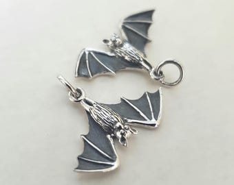 Ciondolo a forma di pipistrello realistico in argento sterling. Ciondolo gotico, spaventoso e inquietante, con animali, perfetto per Halloween.