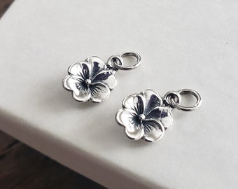 Dije de flor de pensamiento diminuta de plata esterlina, suministro de collar, flores de pétalos, delicado colgante floral para boda