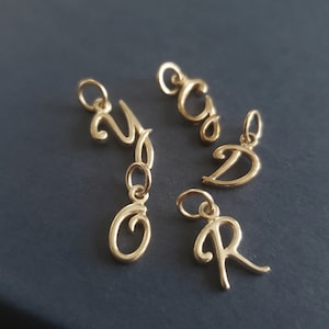 Dijes de letras cursivas delicadas de plata esterlina, suministro de joyería inicial personalizada, fuente de letra cursiva pequeña colgante