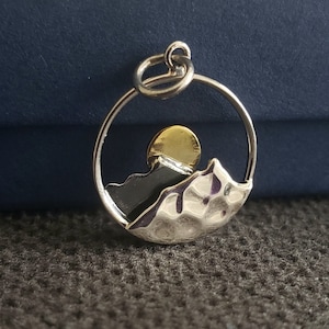 Sterling Silber-Gebirgskette Anhänger mit Bronze Sun, Natur Reise inspiriert Charme Schmuck Versorgung, Berg Halskette machen