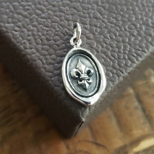 Dije de moneda con sello de cera de flor de lis de plata esterlina grabado personalizado