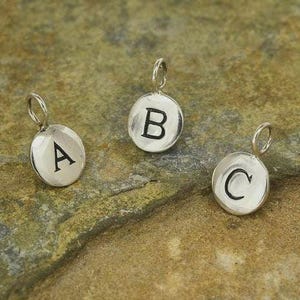 Pequeños dijes de disco con letras de plata esterlina, suministro de joyería personalizado, dije colgante con inicial para collar o pulsera