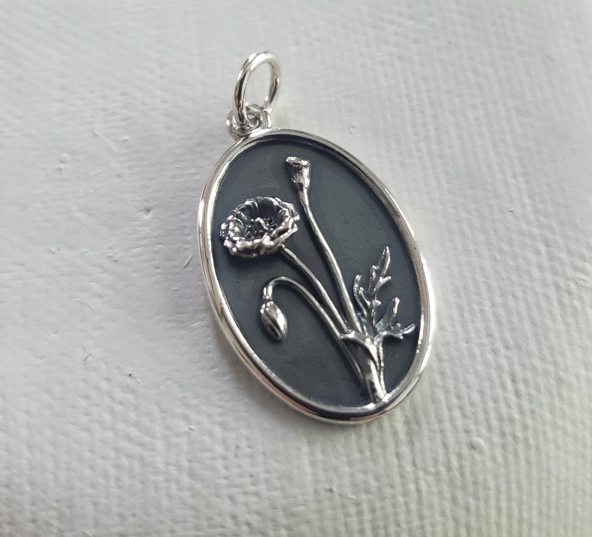 Colgante de flor de nacimiento en marco ovalado Colgante de flor de nacimiento de agosto Regalo de cumpleaños para mujeres, mensaje grabado Colgante floral de amapola