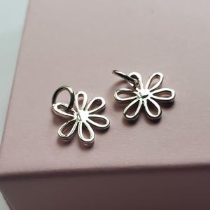 Ciondolo a forma di margherita traforata in argento Sterling, gioiello con ciondolo floreale per bambini
