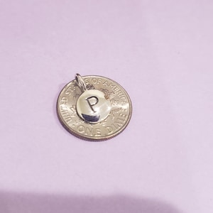 小さなスターリングシルバーの文字ディスクチャーム、パーソナライズされたジュエリー用品、イニシャルネックレスまたはブレスレットチャームペンダント 画像 3
