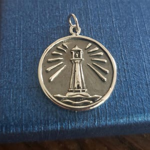 Srebrny wisiorek z latarnią morską, zachęta, prezent, światło przewodnie, inspiracja, symbol ukończenia szkoły, nadzieja, przewodnictwo, siła, grawerowanie
