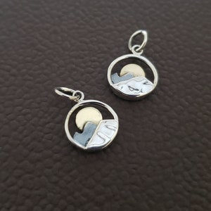 Sterling Silber Mini Sterling Silber Berg Charme mit Bronze Sonne, Natur Reise inspiriert Charme Schmuckzubehör, Berg Halskette machen