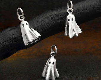 Colgante de joyería espeluznante y caprichosa con dije de fantasma 3D de Halloween, disponible en octubre.