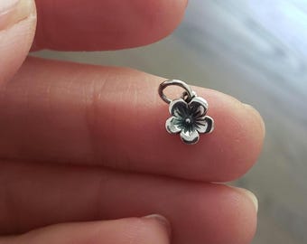 Teeny winzige Sterling Silber oder Bronze Kirschblüte Charme kleine süße Größe einzelne Blume baumeln niedlichen entzückenden Charme