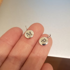 小さなスターリングシルバーの文字ディスクチャーム、パーソナライズされたジュエリー用品、イニシャルネックレスまたはブレスレットチャームペンダント 画像 2