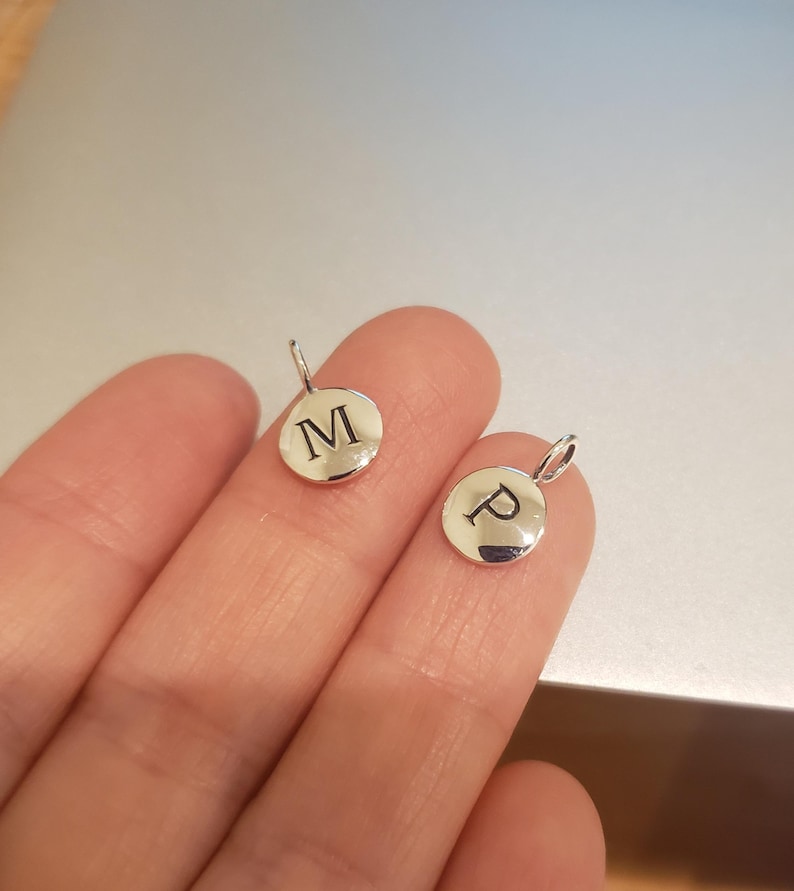 小さなスターリングシルバーの文字ディスクチャーム、パーソナライズされたジュエリー用品、イニシャルネックレスまたはブレスレットチャームペンダント 画像 2