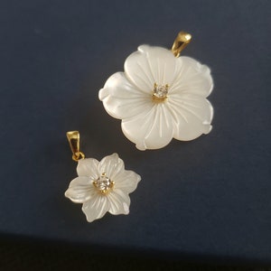 Perlmutt weiße Blume Anhänger, Orchidee, fünf Blütenblatt sechs Blütenblatt Blume Charme, elegante botanische Gartensammlung, geblümt, voller Blüte