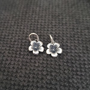 piccolo ciondolo in argento sterling a forma di fiore di ciliegio, piccolo ciondolo a forma di fiore singolo di piccole dimensioni