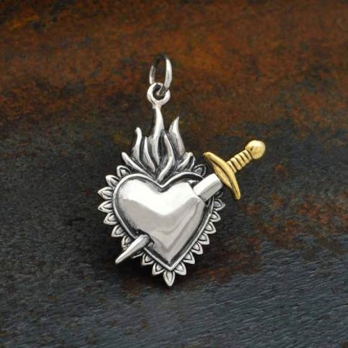 Pendentif monde médiéval en métal, coeur enflammé et épée