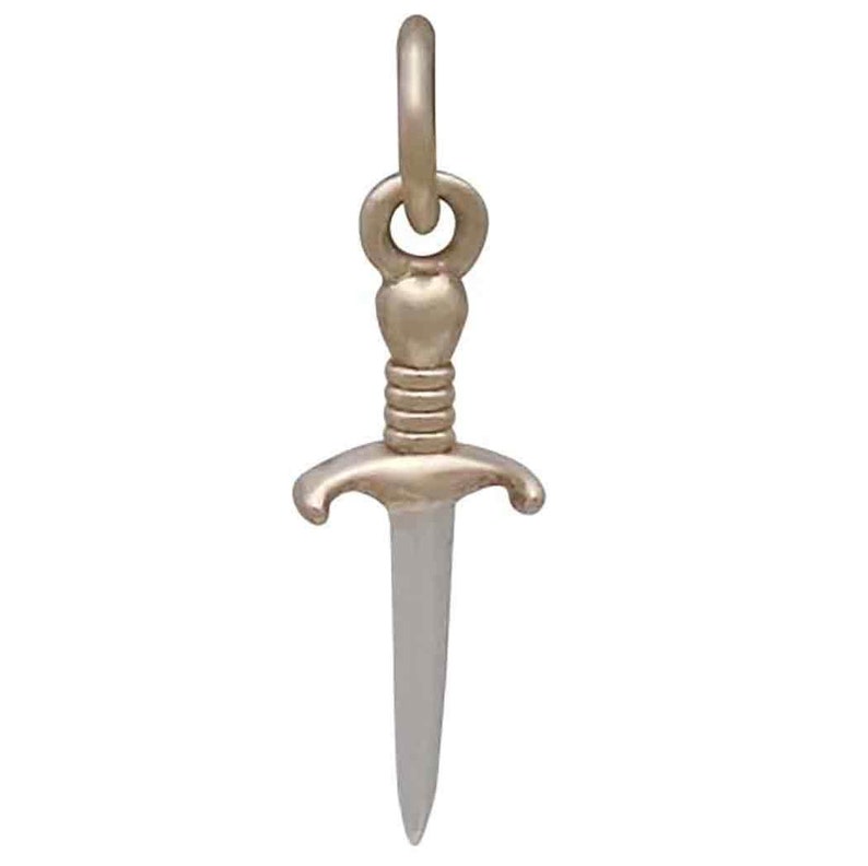 Peut inclure: Un charme en forme de dague de couleur or avec une lame blanche et une boucle en haut pour l'attacher &agrave; un collier ou un bracelet.