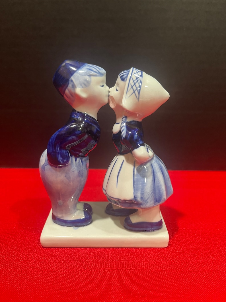 Vintage Delft Blue Kissing Dutch Couple Holland Figurine Hand Painted