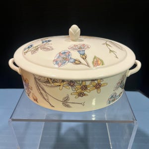 Peut inclure: Ensemble de trois bols gigognes en céramique, bleus, verts et blancs. Les bols présentent un émail moucheté et un design simple et moderne. Le plus grand bol mesure environ 20 cm de diamètre.