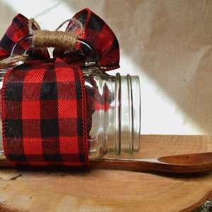 Vogelhäuschen - Einmachglas mit Holzlöffel Barsch und karierter Schleife - Perfekt für gemischtes Vogelfutter oder Talg - Tolles Weihnachtsgeschenk für einen Vogelbeobachter!