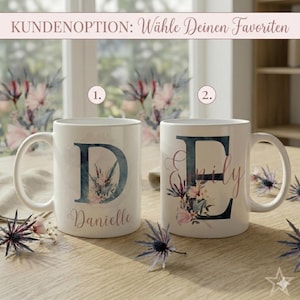 Könnte beinhalten: Zwei weiße Keramiktassen mit floralen Buchstabenmotiven. Die linke Tasse zeigt ein großes D mit dem Namen Danielle darunter. Die rechte Tasse zeigt ein großes E mit dem Namen Emily. Der Text oben lautet: KUNDENOPTION: Wähle Deinen Favoriten.
